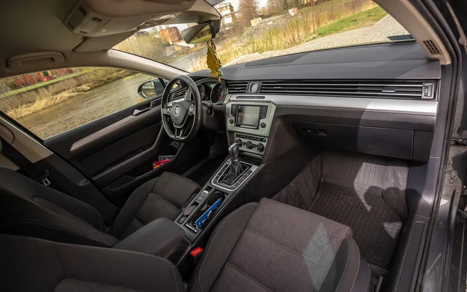 Volkswagen Passat cena 53000 przebieg: 239000, rok produkcji 2016 z Sieniawa małe 704